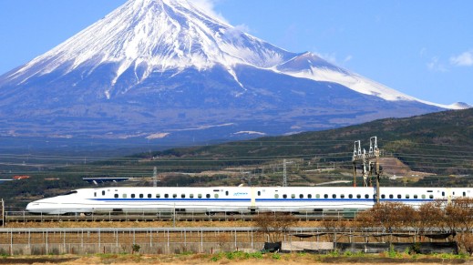 Shinkansen com o monte fuji ao fundo.